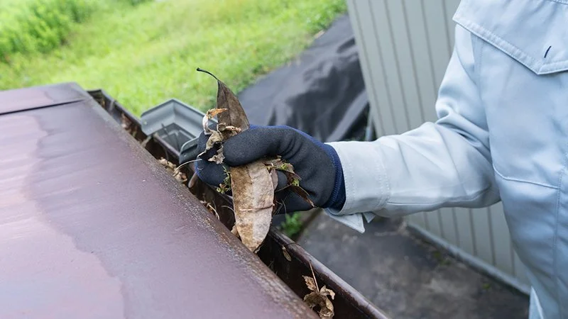 二階建て住宅の外壁と雨どいを確認し、ひび割れの位置が分かる外観写真